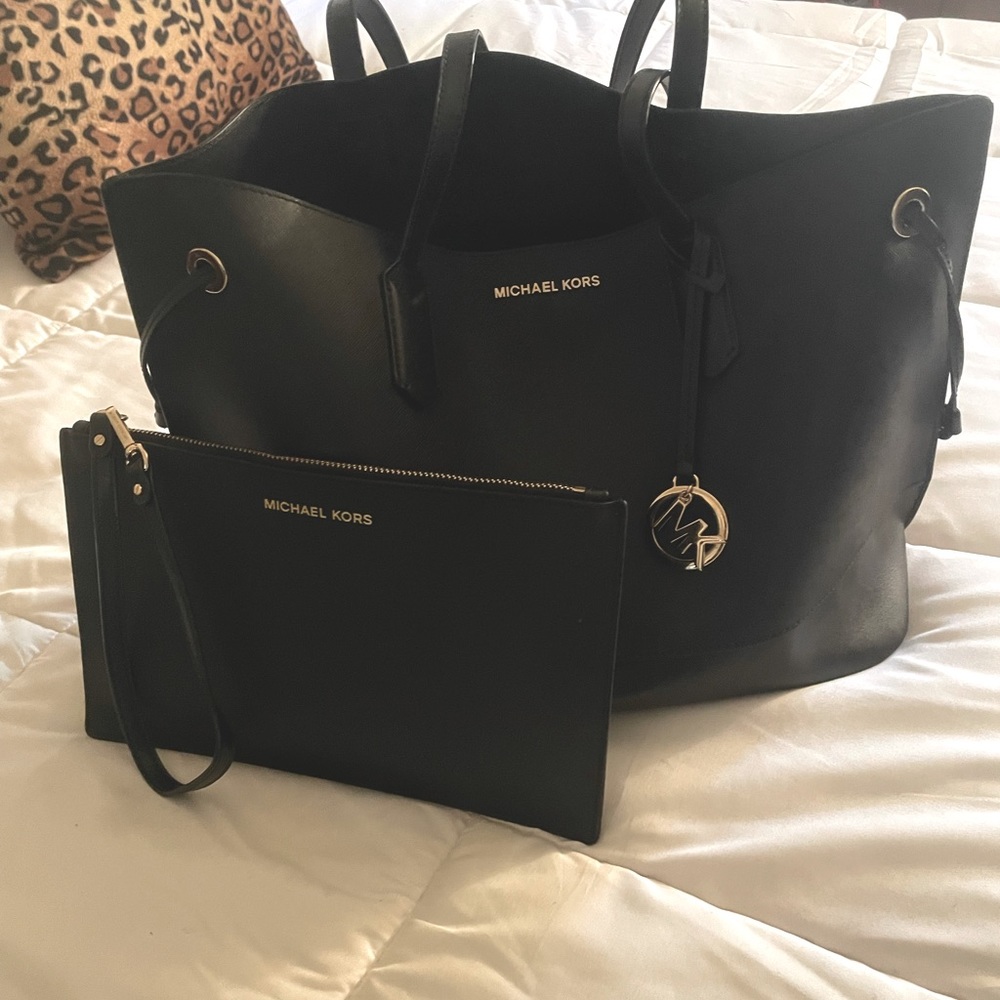 Authentic Michael Kors tote 👜 bag with accompanying clutch.